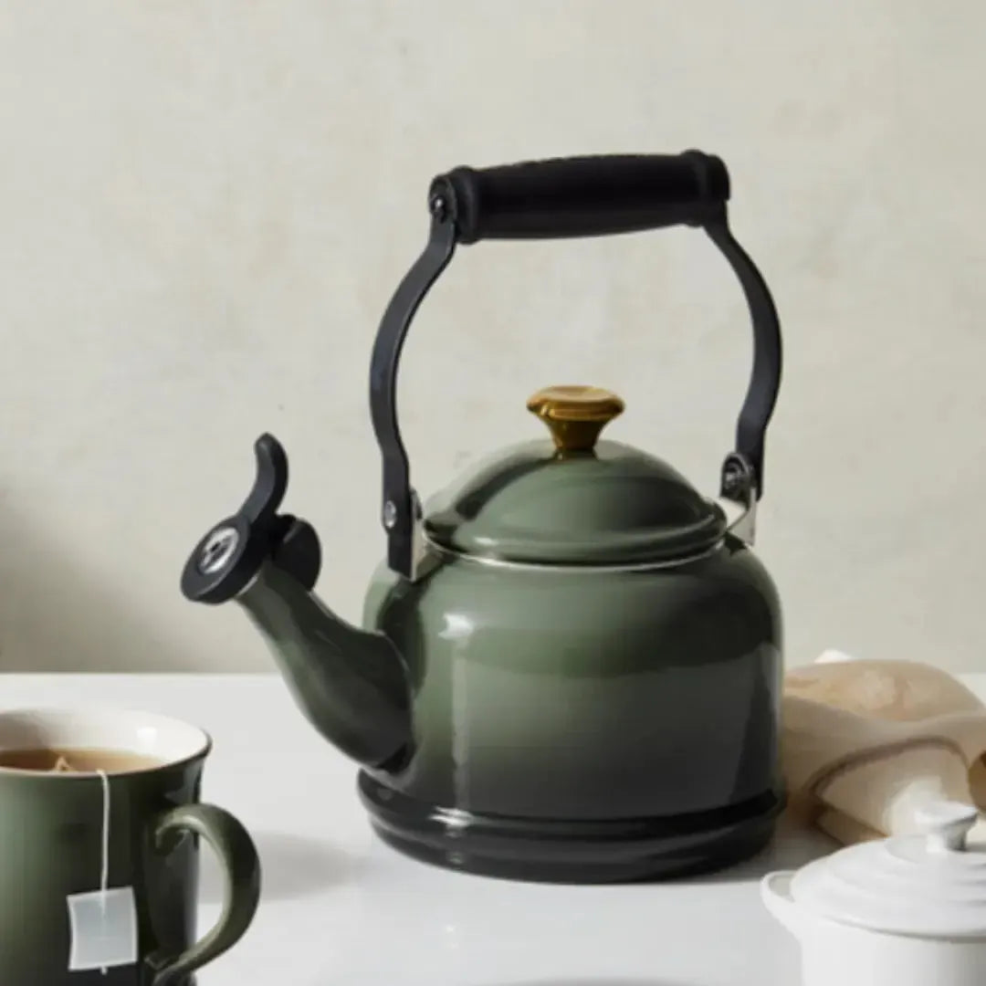 Chaleira Demi Aço Carbono Thyme com Pegador Dourado 1,1L Le Creuset