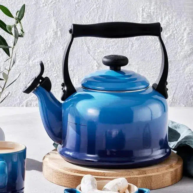 Chaleira Tradicional Com Apito 1,6L Azure Le Creuset