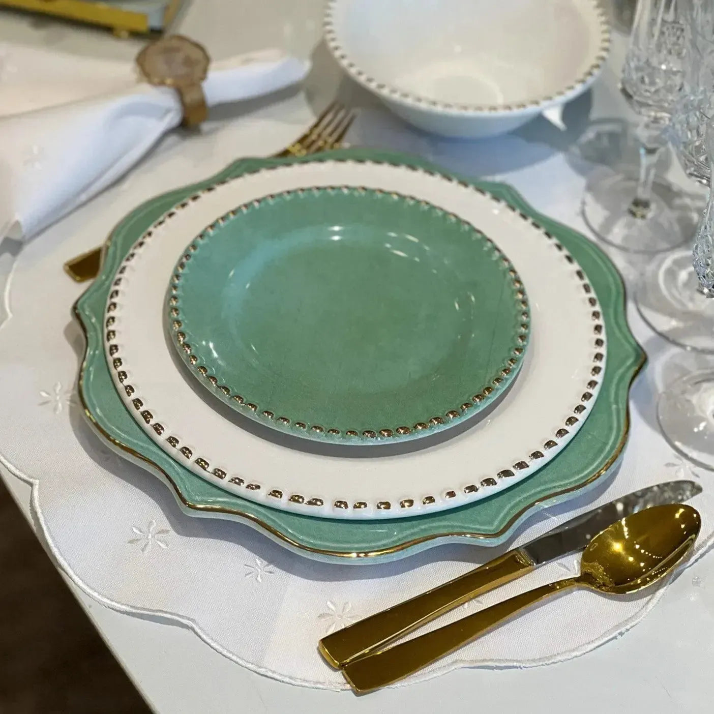 Sousplat Cerâmica Brasilis Verde com Filete em Ouro 32cm Scalla