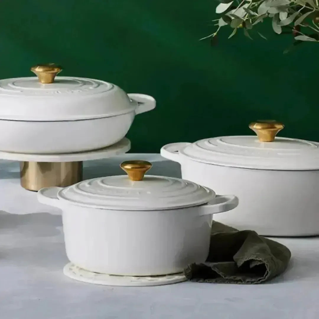 Panela Le Creuset Redonda Signature Branca com Pegador Dourado 1,3L 16cm
