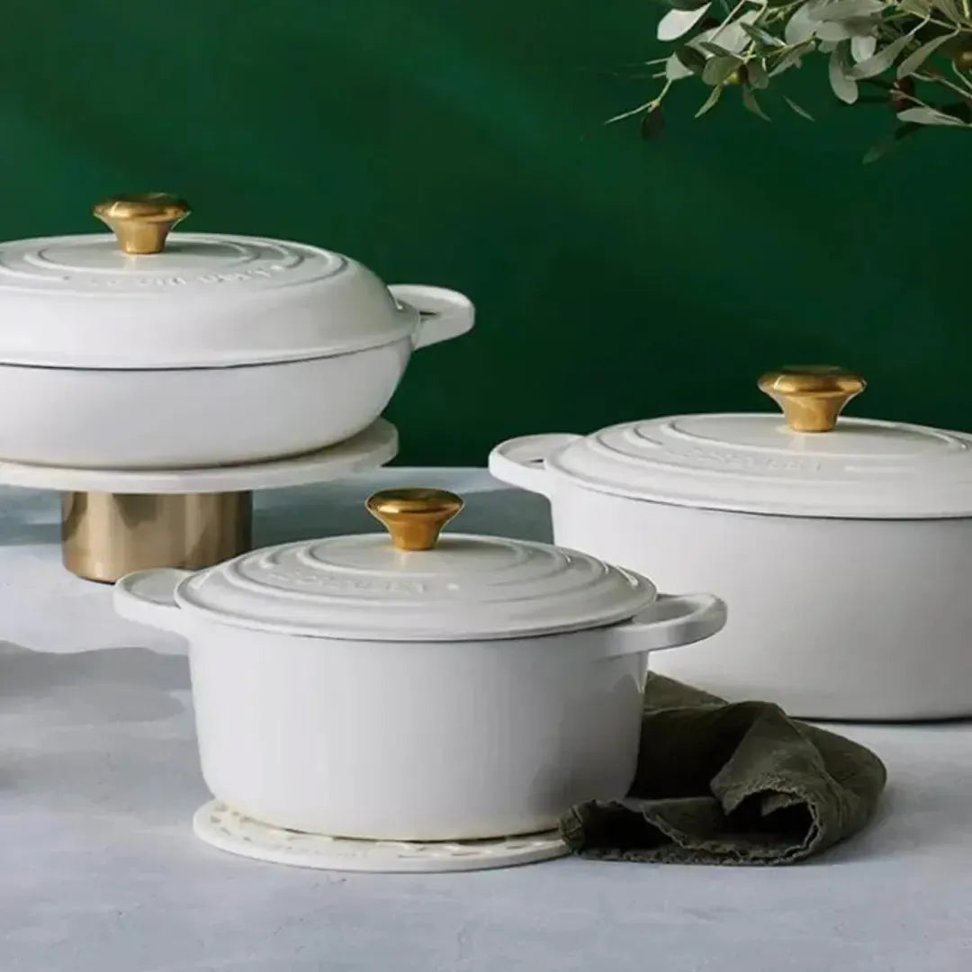 Panela Le Creuset Redonda Signature Branca com Pegador Dourado 6,7L 28cm