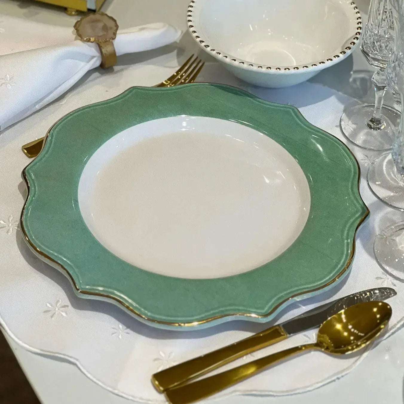 Sousplat Cerâmica Brasilis Verde com Filete em Ouro 32cm Scalla